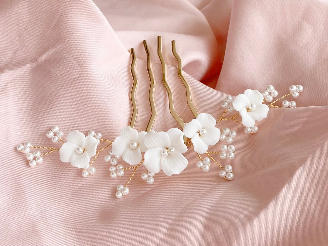 Vintage Haarschmuck für deine Retro Hochzeit, goldener Haarkamm mit Blüten und weißen Perlen von Alicia's Diary