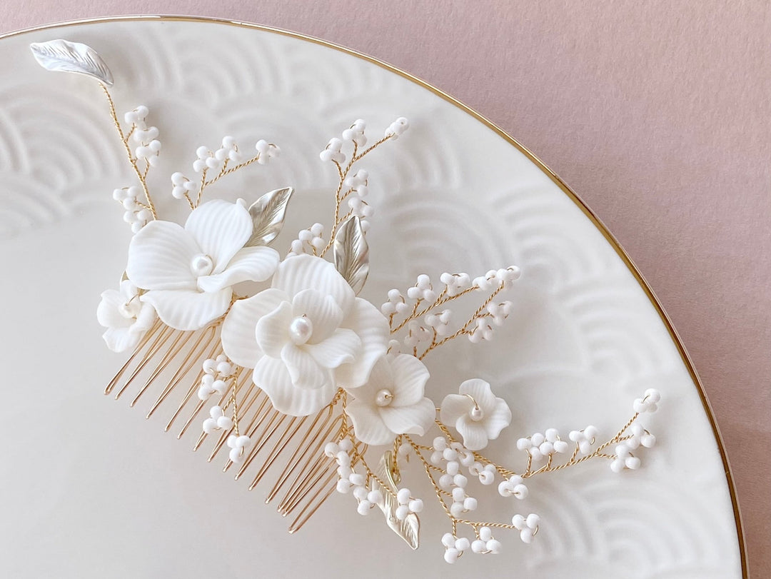 Klassischer Braut Haarschmuck mit weißen Blumen und Perlen aus Braut Online Shop Alicia's Diary