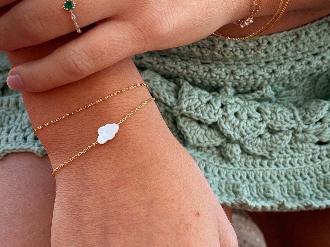 Wolken Armband mit feinen vergoldeten Gliedern und Muschel Anhänger, Sommerlicher Schmuck gestyled am Handgelenk - ALICIA'S DIARY