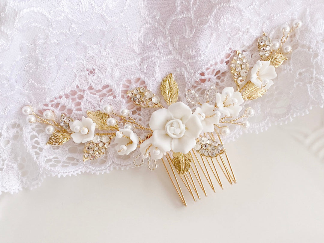 Boho Brautmode und Schmuck mit weißen Rosen aus dem Wedding Jewelry Online Store Alicia's Diary