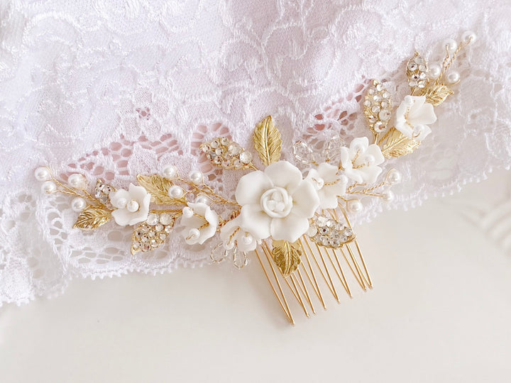 Boho Brautmode und Schmuck mit weißen Rosen aus dem Wedding Jewelry Online Store Alicia's Diary