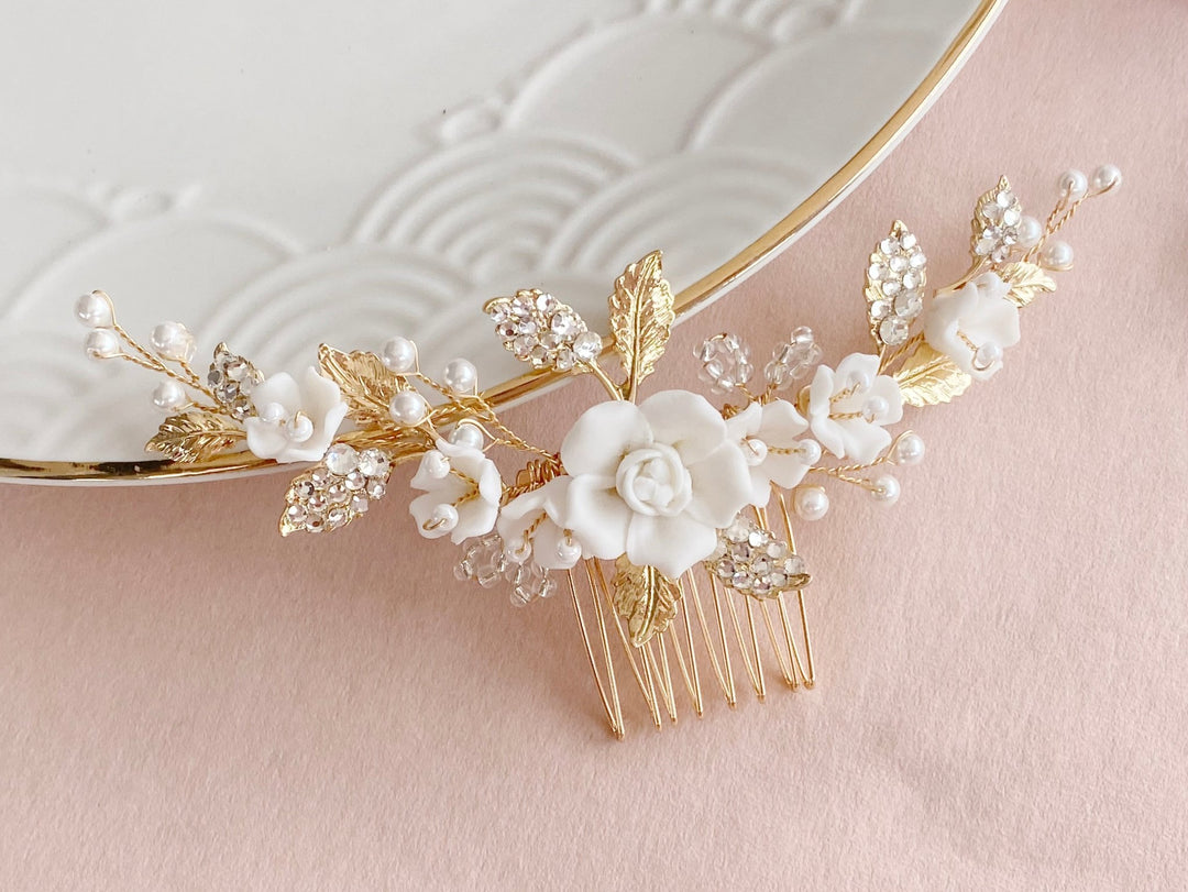 Accessoires für deine Boho Hochzeit mit weißen Rosen, Blumen und Perlen, kitschig, glamourös von Alicia's Diary