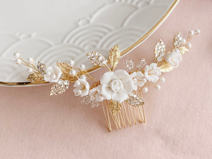 Accessoires für deine Boho Hochzeit mit weißen Rosen, Blumen und Perlen, kitschig, glamourös von Alicia's Diary