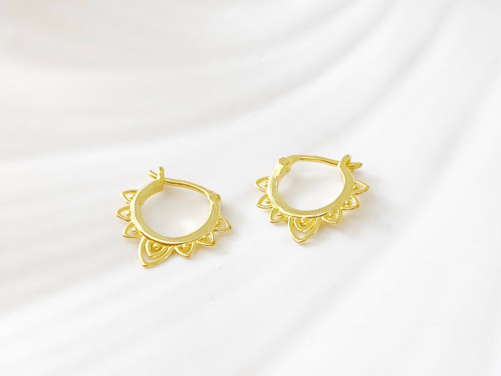 Filigrane Ornament Creolen, moderne Ohrringe für junge Frauen aus dem Alicia's Diary Schmuck Online Shop