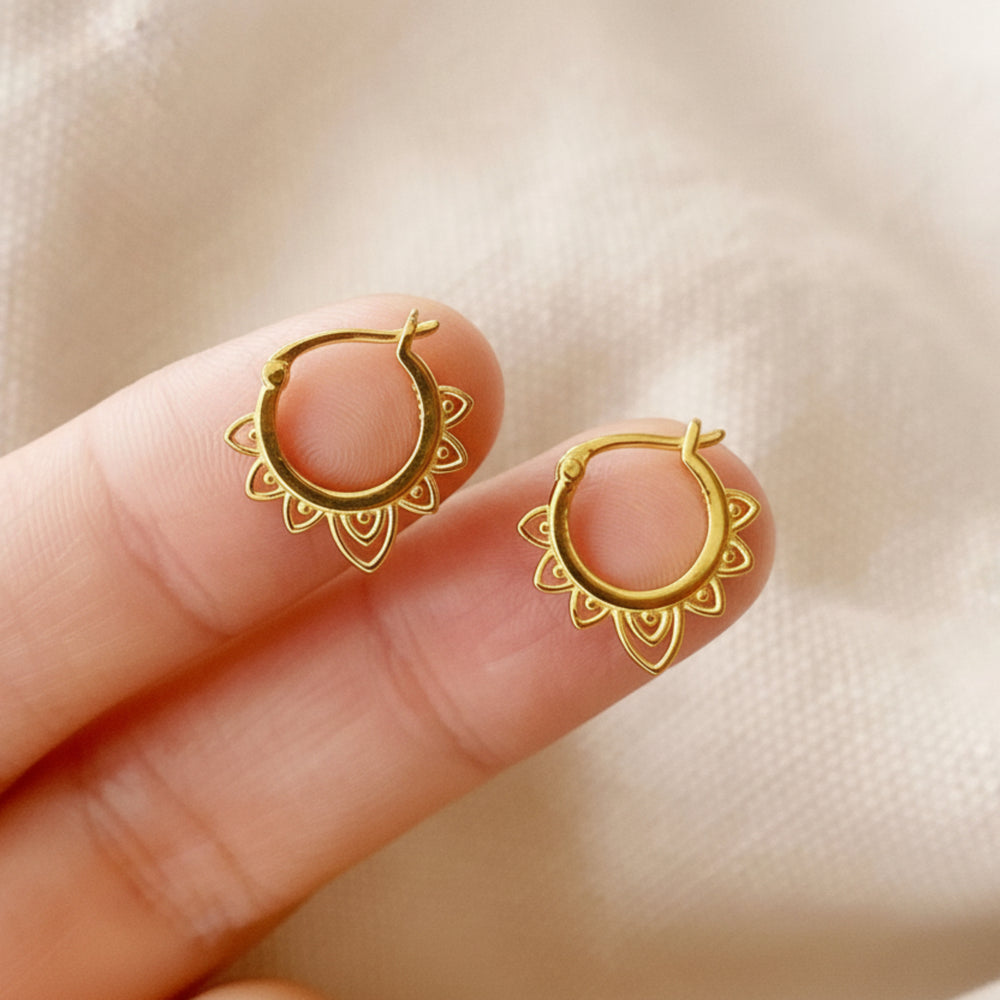 Kleine Boho Huggies aus vergoldetem Silber, hautfreundlich und wasserfest, hochwertiger Modeschmuck für junge Frauen