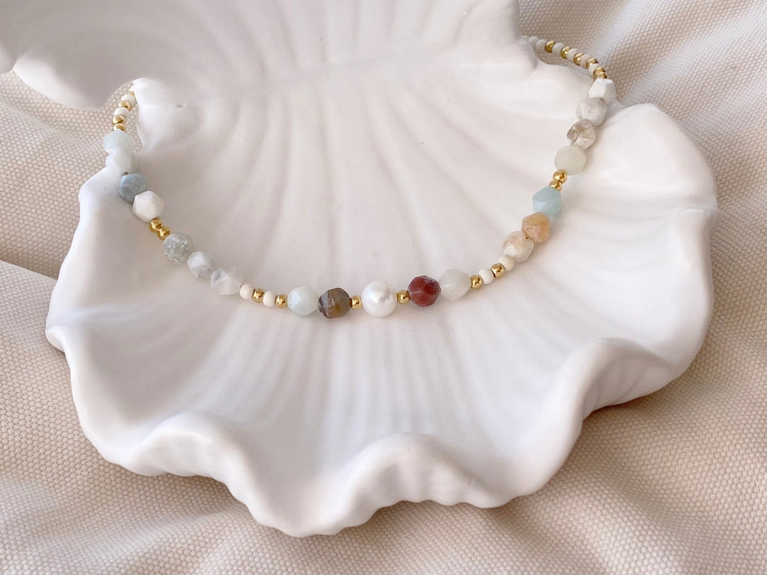 Boho Perlenkette mit bunten Steinen, einzigartig und besonders, Halskette mit Natursteinen von Alicia&