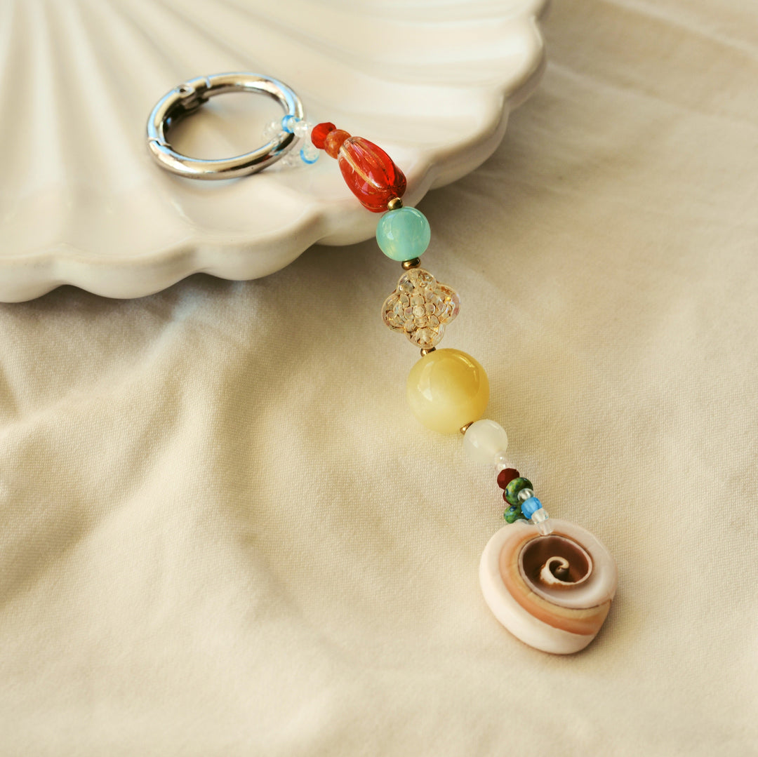 Kleines Geschenk für Frauen: Boho Anhänger für Tasche mit Glasperlen und Muscheln, Taschenanhänger mit Glas-Perlen, Schlüsselanhänger 
