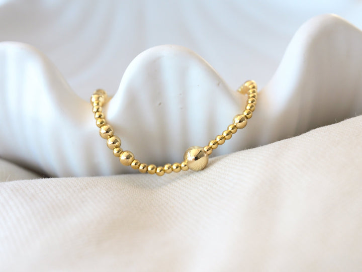 Zartes Perlenarmband aus vergoldetem Edelstahl, dehnbar, hautfreundlich, Boho Style Schmuck von Alicia's Diary