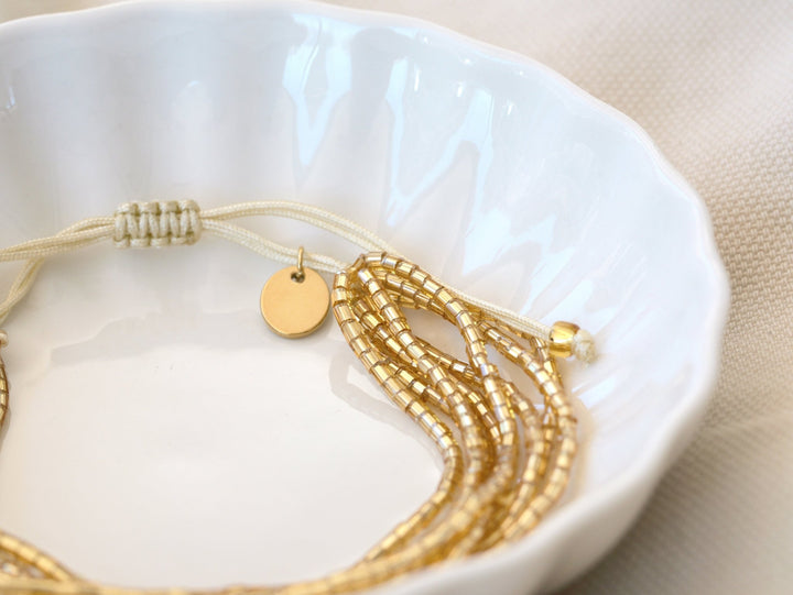 Boho Schmuck Bracelet mit goldenen Glasperlen, Armband Stacking gold mit Miyuki Perlen von Alicia's Diary