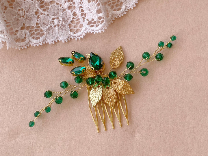 Goldener Hochzeitsschmuck mit grünen Elementen, Strass für die Boho Braut von Alicia's Diary