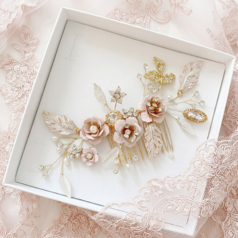 Bijou de cheveux mariée bohème Elena avec perles et fleurs dans un coffret cadeau blanc