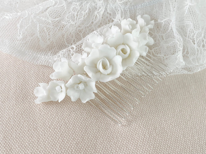 Eleganter Haarkamm mit weißen Rosen Blumen für deine Hochzeit von Alicia's Diary