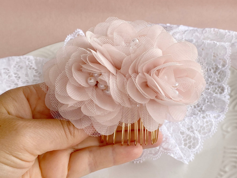 Romantischer und verspielter Haarkamm mit rosa Tüll Blumen aus dem Brautschmuckshop Alicia's Diary