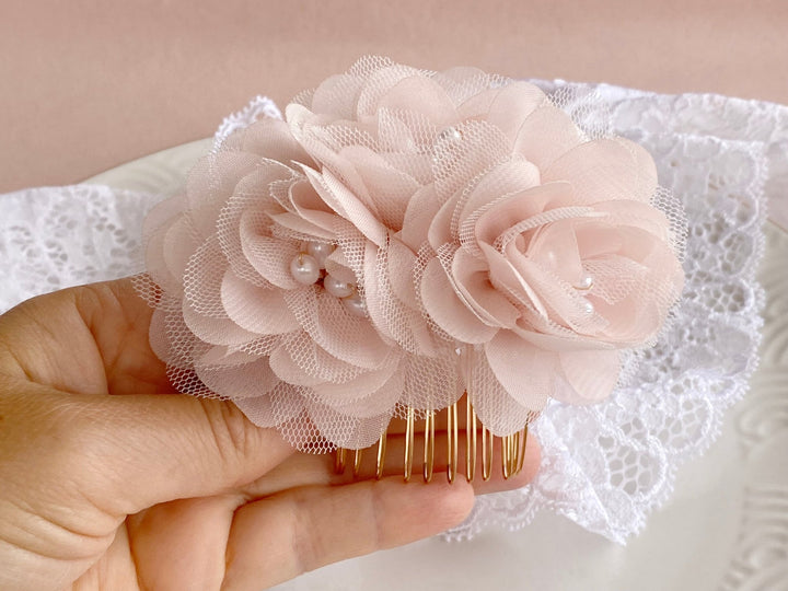 Romantischer und verspielter Haarkamm mit rosa Tüll Blumen aus dem Brautschmuckshop Alicia's Diary