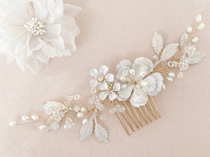 Goldenes Braut Haaraccessoire mit Blumen von ALICIA'S DARY