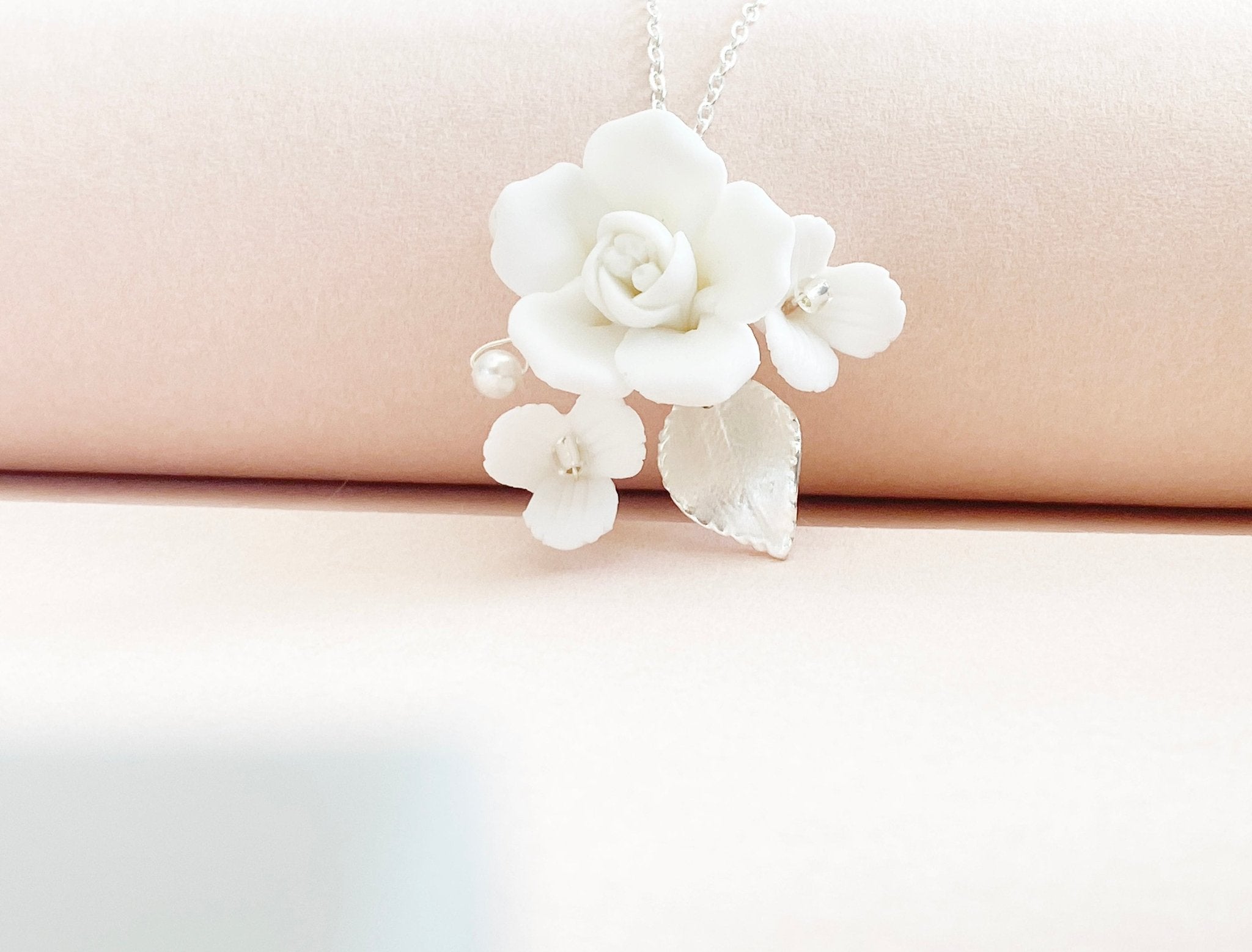 Braut Halsschmuck mit weißer Rose | ROSALIE-ALICIA'S DIARY®
