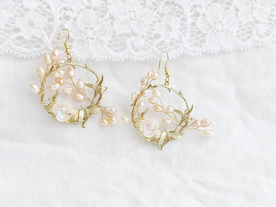 Goldene Ohrringe Ranken mit rosafarbenen Perlen und Blumen von ALICIA'S DIARY