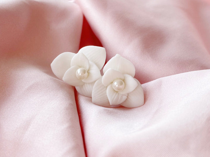 Kurze Brautohrringe, Ohrstecker Braut mit weißen Keramik Blumen, kurze Haare, mittellange Haare von Alicia's Diary