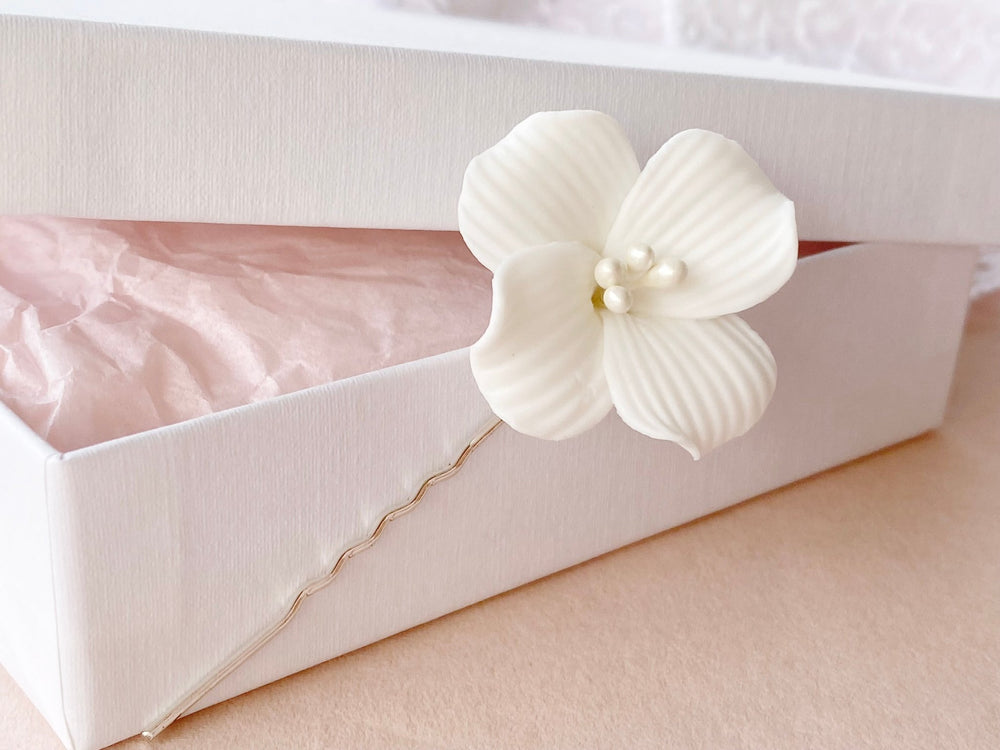 Was ziehe ich als Gast zur Hochzeit an: Haar-Blume aus dem Brautschmuck Shop Alicia's Diary