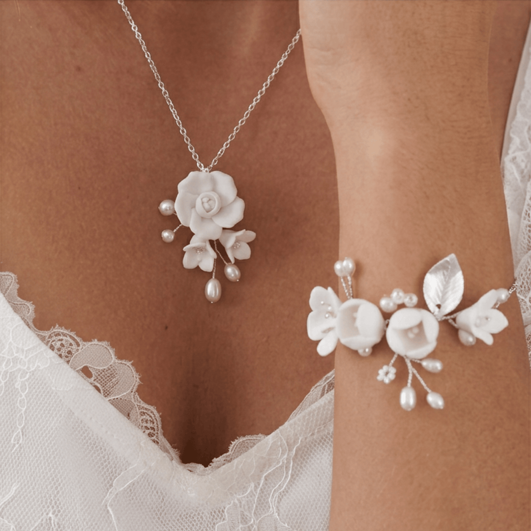 Silbernes Braut Armband Julie mit weißen Blüten und passender Kette getragen