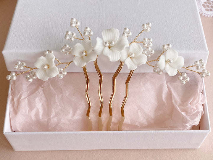 Ratgeber und Checkliste für Hochzeit, Haarkamm mit weißen Blumen gold aus Brautschmuckshop Alicia's Diary