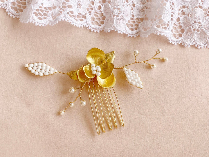 Haarkamm für die Hochzeit mit goldener Blume und Perlen aus dem Brautaccessoires Online Shop Alicia's Diary