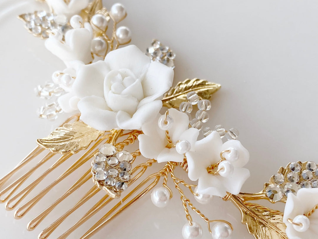 Boho Bride Accessoires Shop Boutique Hairstyles mit weißen Blumen von Alicia's Diary