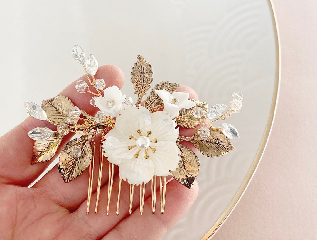 Braut-Outfit für die Hochzeit am Meer, kleiner Haarkamm mit Muschel und Perlmutt von ALICIA'S DIARY