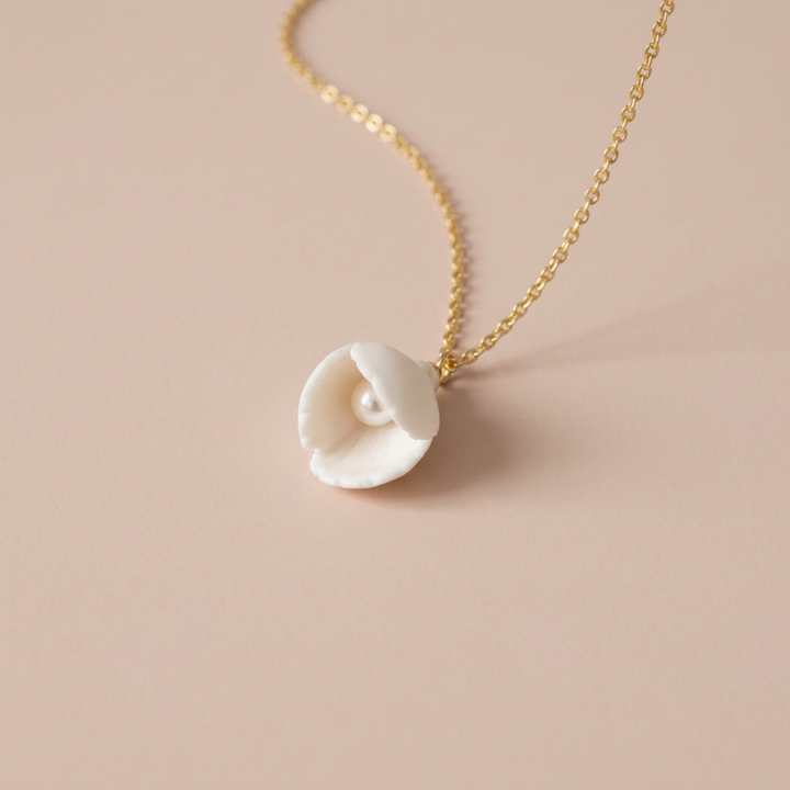 Collier de mariée doré avec fleur blanche | JULIE