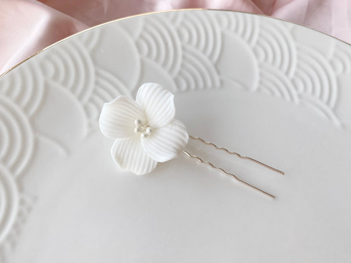 Was ziehe ich zum JGA an: Weiße Blume für Haare aus dem Alicia's Diary Brautschmuck Online Shop