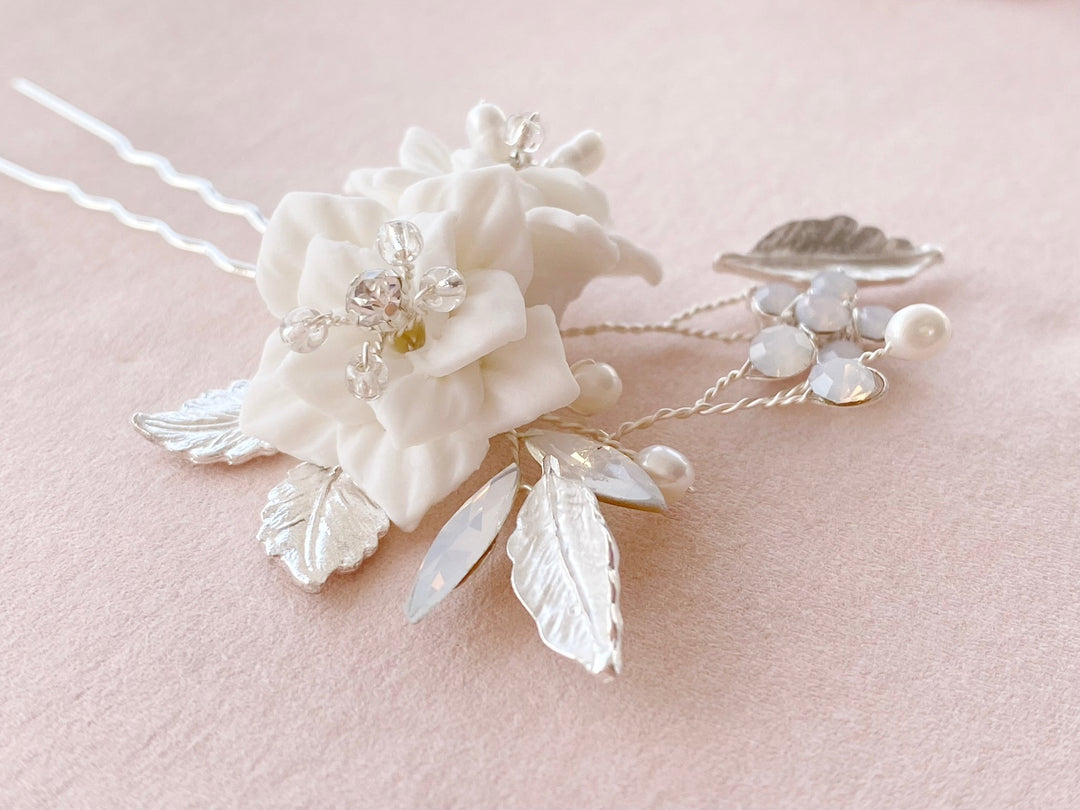 Braut-Haarschmuck in Silber mit weißen Blumen und Strass für Gartenhochzeit und Trauung im Standesamt von Alicia's Diary