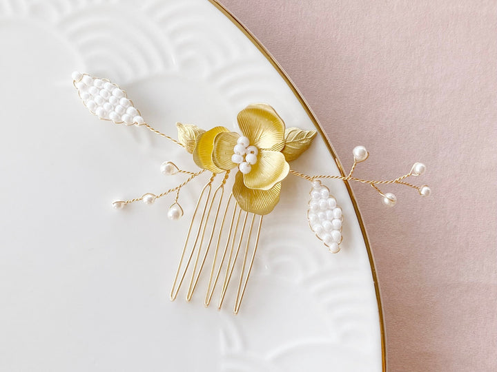 Goldene Blumen für Braut-Styling Frisuren, Haare, hochgesteckt, lang, kurz, mittellang von Alicia's Diary