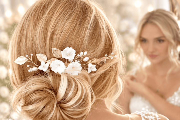 Goldener Haarkamm Aurelie mit Blüten und Perlen in eleganter Brautfrisur