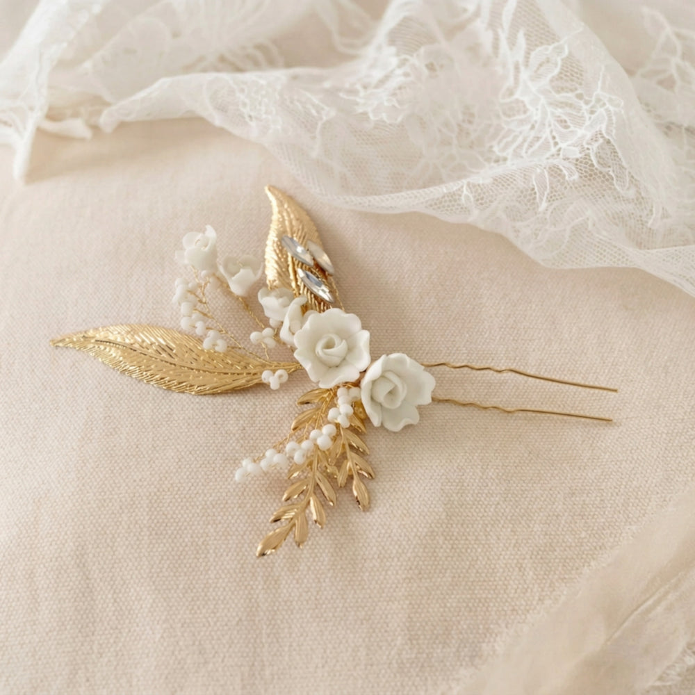 Épingle à cheveux bohème Elena avec motifs de feuilles et fleurs blanches sur tissu beige