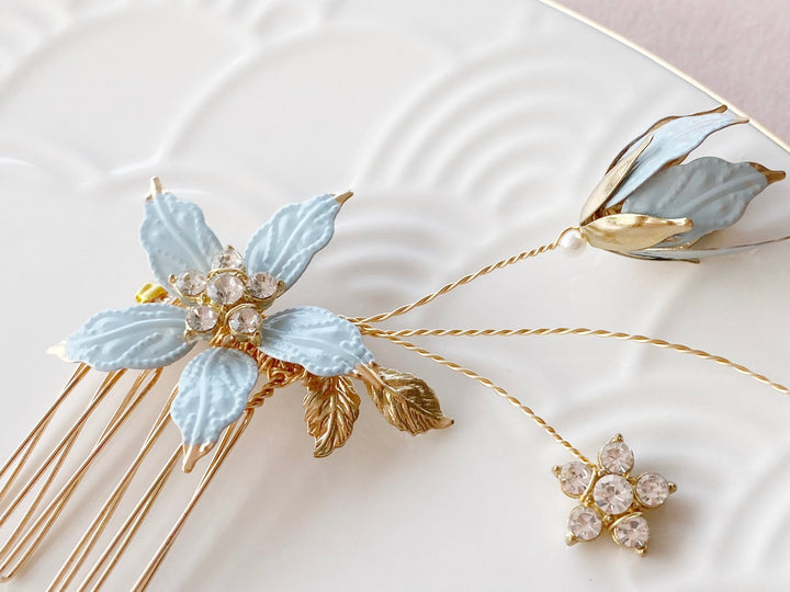 Schmuck für Bräute 2026, Hochzeit im Garten planen, Brautschmuck Haare mit blauen Blumen von Alicia's Diary