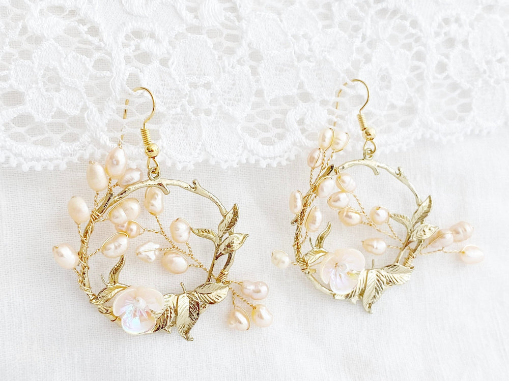 Filigrane goldene Creolen mit rosa Perlen und Blume für die Braut von ALICIA'S DIARY