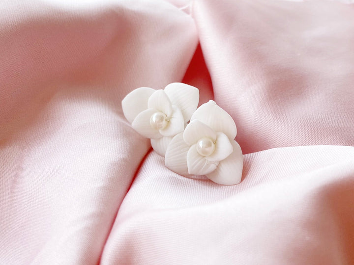 Ohrschmuck mit weißen Blumen für Trauzeugin, Brautjungfern, Blumenkinder von Alicia's Diary