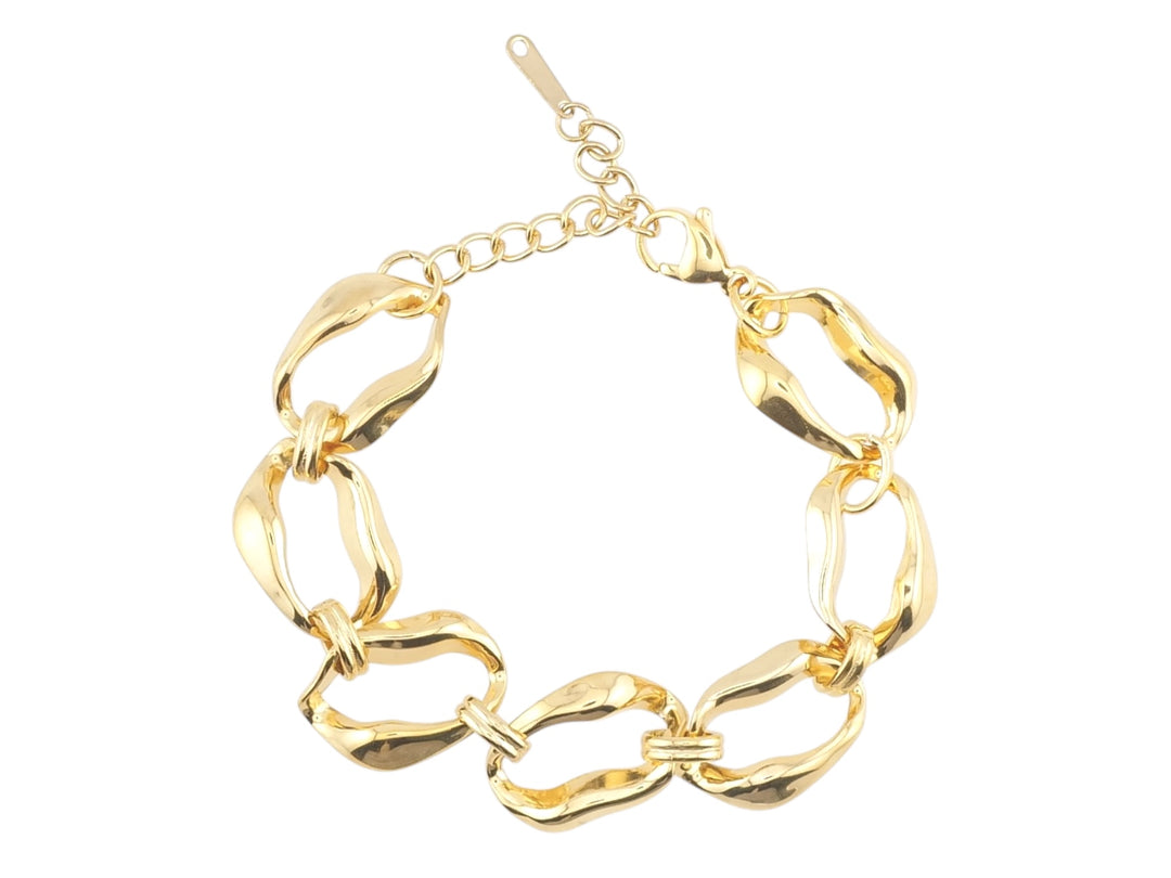 Goldenes Armband im Chunky Style auf weißem Hintergrund für Beach Girl Outfits, schöner Schmuck von Alicia's Diary