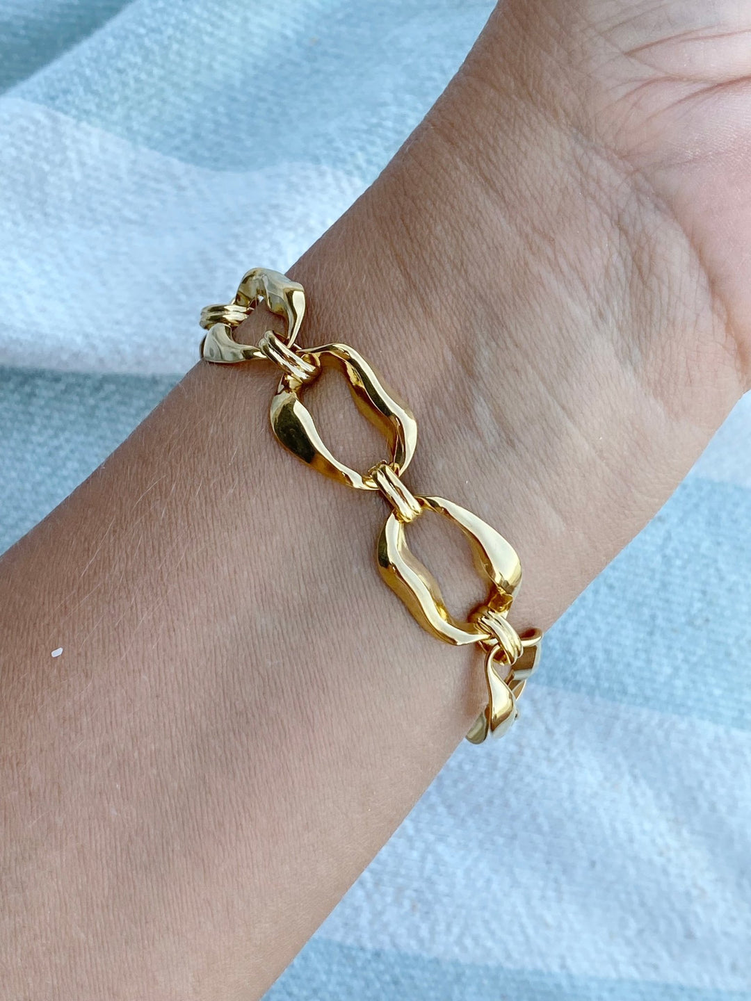 Goldenes Chunky Armband an Handgelenk von junger Frau für Beach Girl Outfits, schöner Schmuck von Alicia's Diary