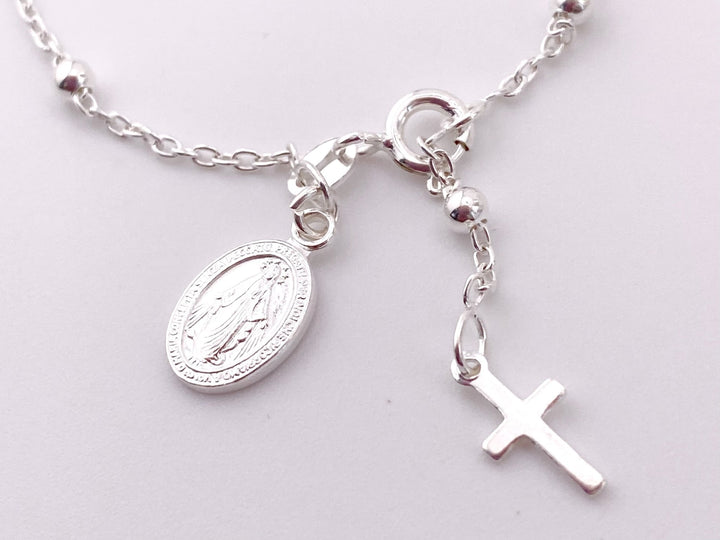 Boho Schmuck silber mit Perlen und Anhängern, Kreuz und Münze, schöner Silberschmuck von Alicia's Diary