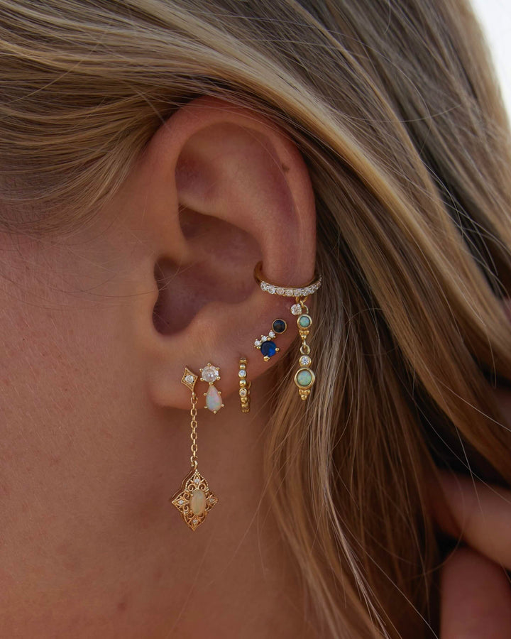 Cool Ear Stack ideas gold, Beach Girl Style mit Opalschmuck an Frau mit blonden Haaren, Ohrringe von Alicia&
