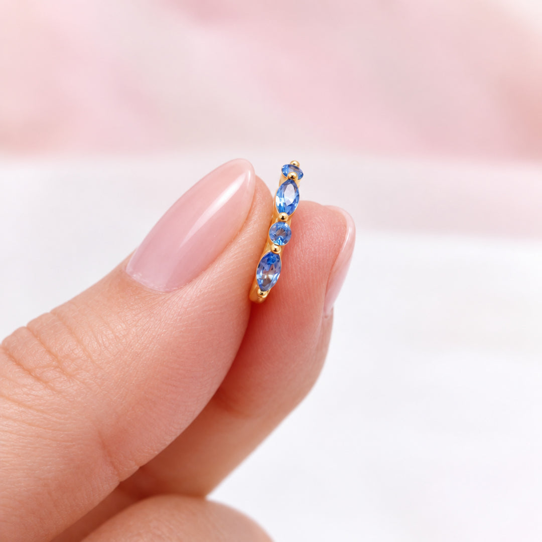 Mini Creolen mit blauen Steinen aus vergoldetem 925 Silber, wasserfester und hypoallergener Schmuck für junge Frauen und Teenager Mädchen