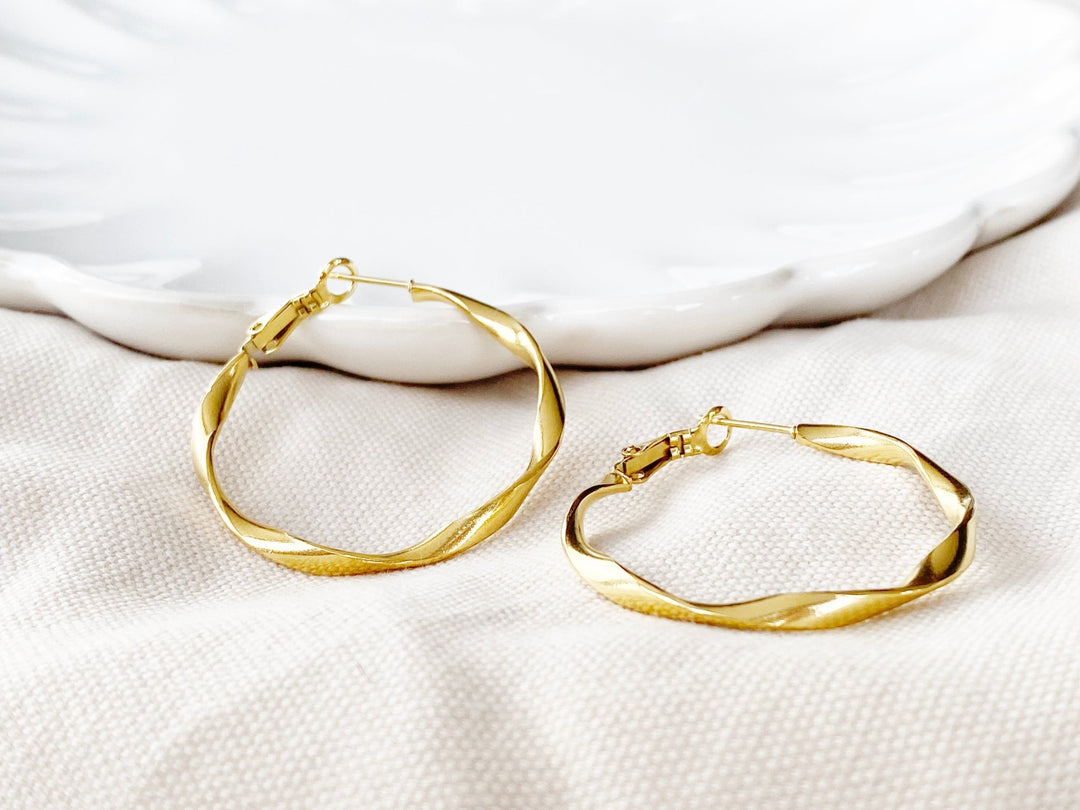 Twisted Creolen Edelstahl Gold Detailaufnahme - ALICIA'S DIARY®