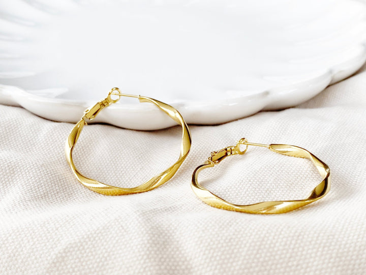 Twisted Creolen Edelstahl Gold Detailaufnahme - ALICIA'S DIARY®