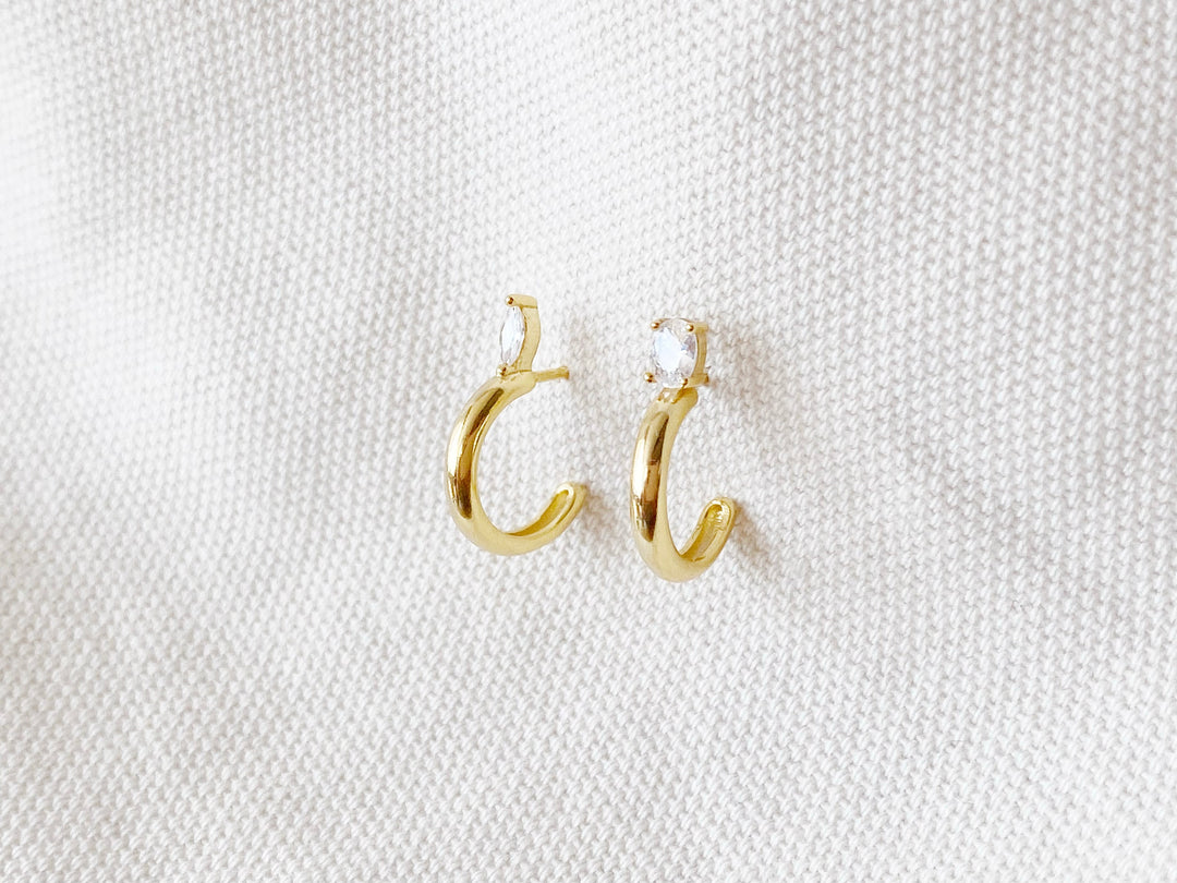 Asymmetrische goldene Creolen mit extra Glitzer-Ohrstecker aus Zirkon, Earcandy von Alicia's Diary