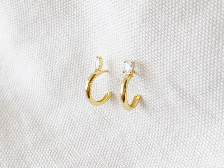 Asymmetrische goldene Creolen mit extra Glitzer-Ohrstecker aus Zirkon, Earcandy von Alicia's Diary