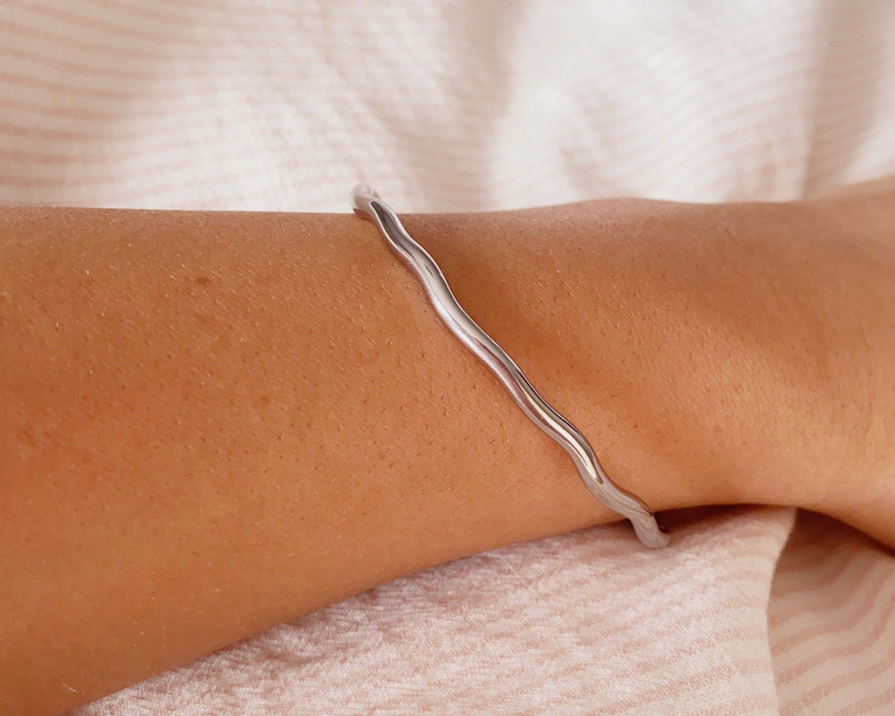 Brazalete de acero inoxidable plateado para mujer, joyería resistente al agua, tendencia para mujeres jóvenes 2026