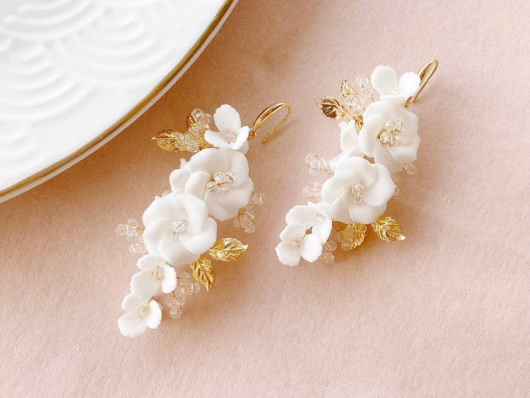 Goldene Ohrringe für Cocktail Hochzeit, weiße Blumen, lange Ohrringe von Alicia's Diary
