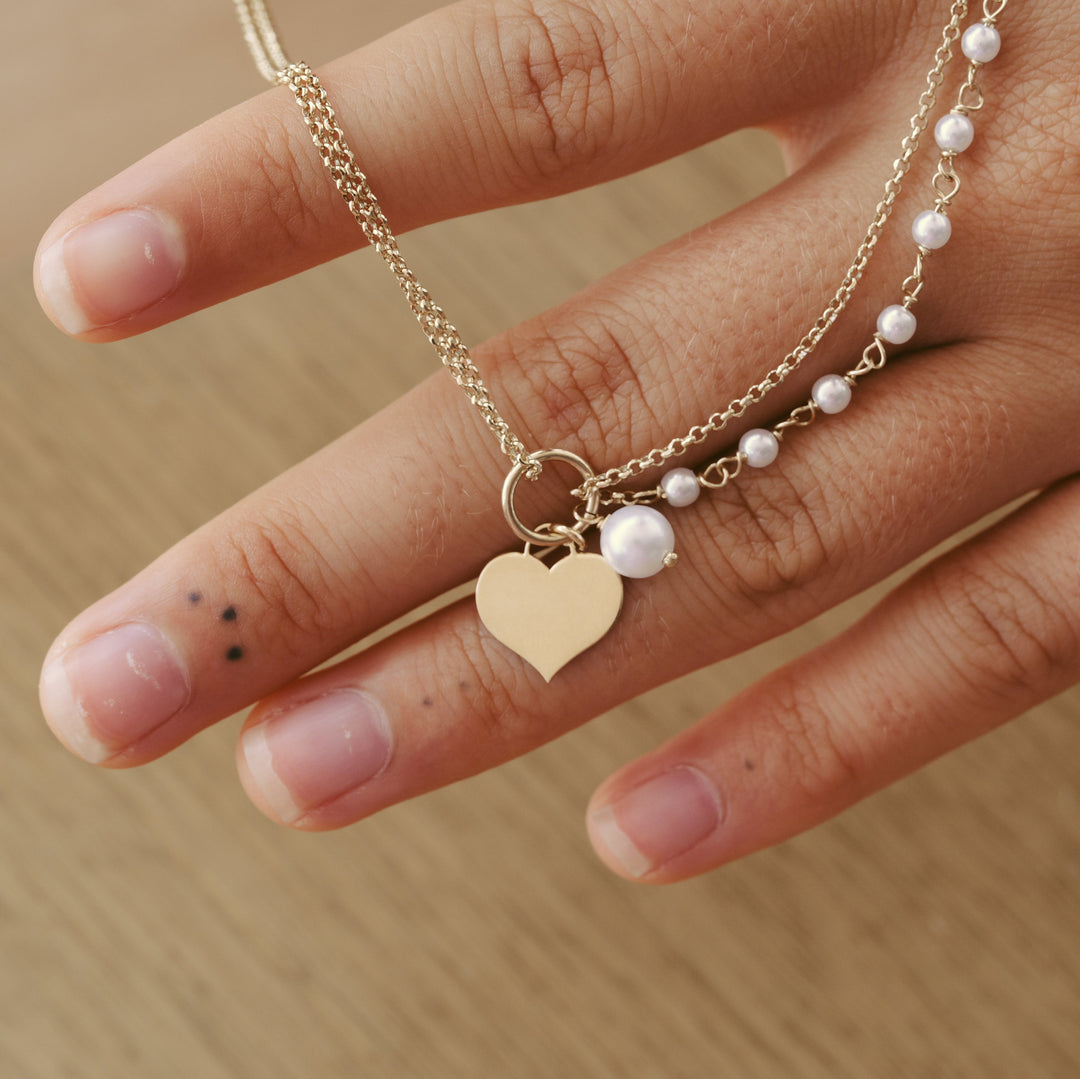 Detail von Goldschmuck mit Herz-Anhänger und Perlen, süße Kette für beste Freundin, Hochzeit