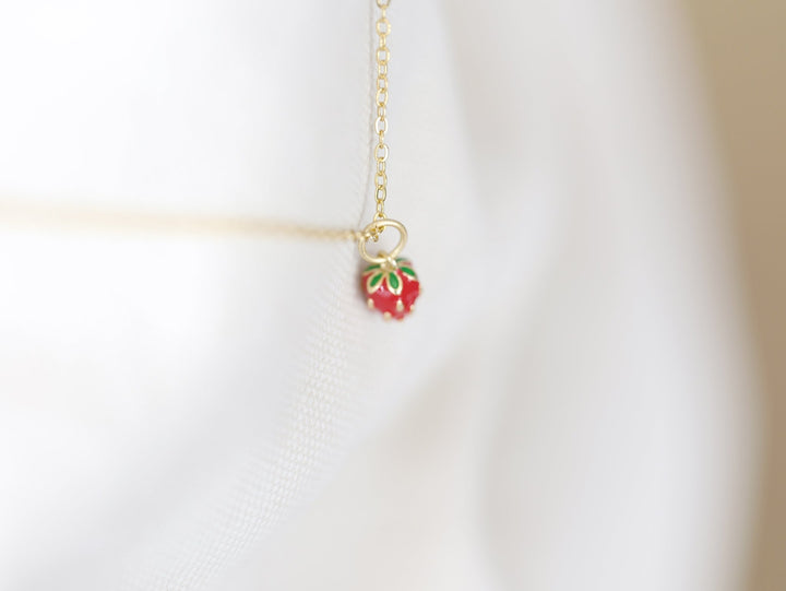 Goldene Halskette aus 925 Sterlingsilber mit Erdbeer Charm, Erdbeerschmuck für Kinder und junge Frauen von Alicia&